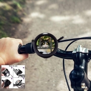 Sonette vélo chat avec montures de lunettes, elle voit par la clôture en fer forgé