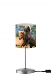 Lampe de table Deux chevaux islandais cabrés, jouent ensemble dans le pré