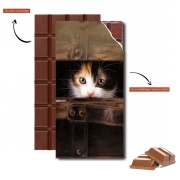 Tablette de chocolat personnalisé Little cute kitten in an old wooden case