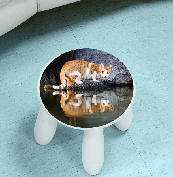 Tabouret enfant  Reflet chat dans l'eau d'un étang 