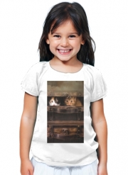 T-Shirt Fille Little cute kitten in an old wooden case