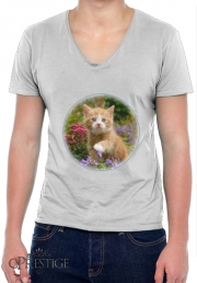 T-Shirt homme Col V Bébé chaton mignon marbré rouge dans le jardin