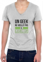 T-Shirt homme Col V Un Geek ne vieillit pas il level up