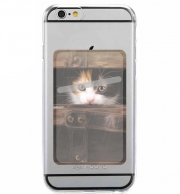 Porte Carte adhésif pour smartphone Little cute kitten in an old wooden case