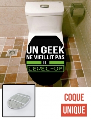 Housse de toilette - Décoration abattant wc Un Geek ne vieillit pas il level up