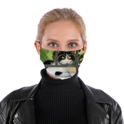 Masque alternatif chat avec montures de lunettes, elle voit par la clôture en fer forgé