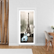 Poster de porte Romance à Paris sous la Tour Eiffel