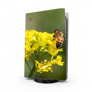 Autocollant Playstation 5 - Skin adhésif PS5 A bee in the yellow mustard flowers