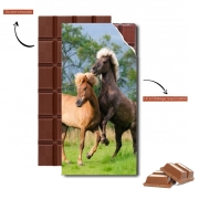 Tablette de chocolat personnalisé Deux chevaux islandais cabrés, jouent ensemble dans le pré