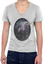 T-Shirt homme Col V A dreamlike Unicorn walking through a destroyed city