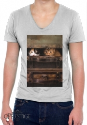 T-Shirt homme Col V Little cute kitten in an old wooden case