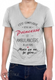 T-Shirt homme Col V C'est compliqué d'être une princesse et ambulancière