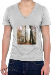 T-Shirt homme Col V Rayons de soleil en foret brumeuse mystique