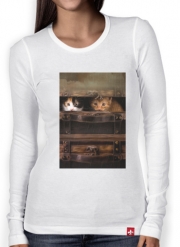 T-Shirt femme manche longue Little cute kitten in an old wooden case